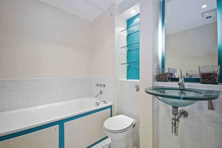 Lavabo en verre trempé dans une petite salle de bain