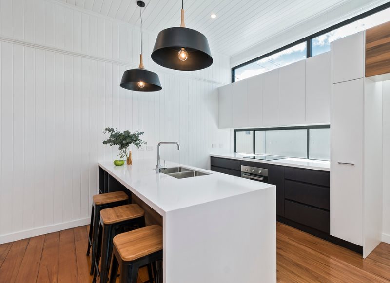 Λευκά πάνελ PVC στο εσωτερικό της κουζίνας ενός ιδιωτικού σπιτιού