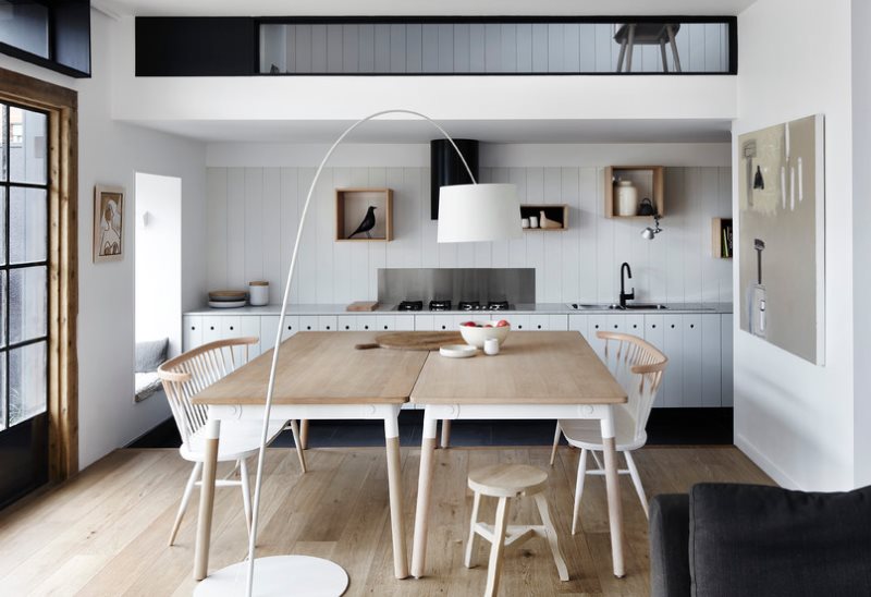 Λευκά πάνελ από PVC σε ποδιά κουζίνας