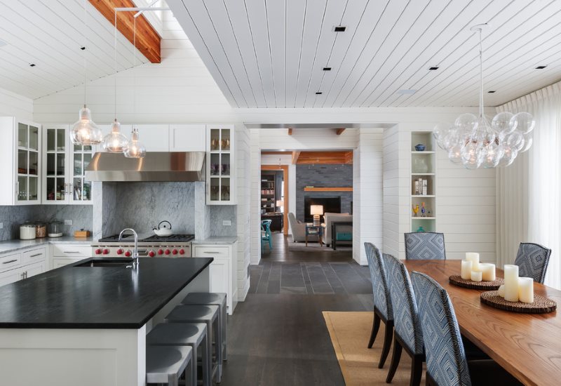 Επένδυση για την οροφή κουζίνας με λευκά πάνελ PVC