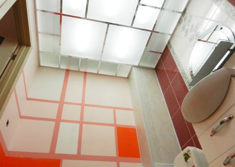 Luz difusa en el baño con techo acrílico.