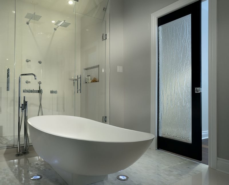 Inserto de vidrio corrugado en la hoja de la puerta