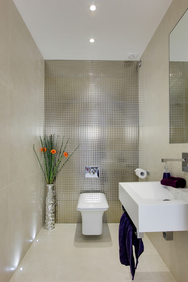Plafond de toilette blanc lisse
