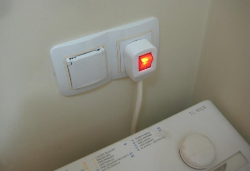 Sortie interne pour une machine à laver sur le mur de la salle de bain combinée