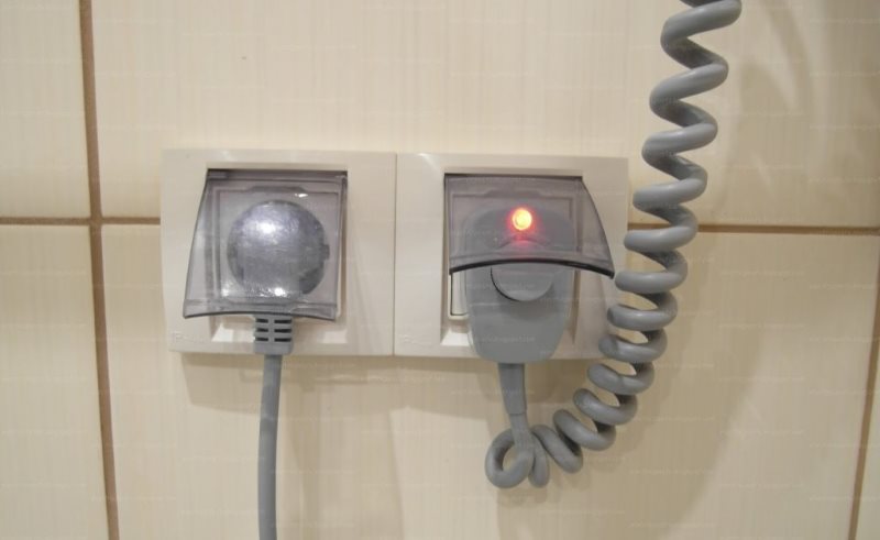 Prises de service avec couvercles de protection sur le mur de la salle de bain