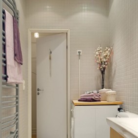 Prise pour une machine à laver près de la porte de la salle de bain