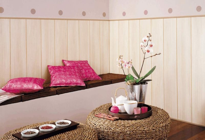 Ένα μικρό πάγκο καναπέ κατά μήκος του τείχους με πλαστικά πάνελ