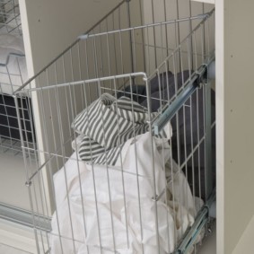 Kasut almari dengan bakul linen untuk reka bentuk bilik mandi