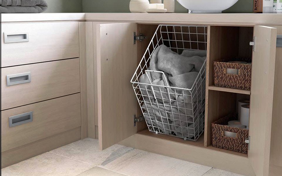 kes pensel almari dengan bakul dobi untuk gambar reka bentuk bilik mandi