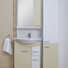 kes pensel almari dengan bakul dobi untuk reka bentuk foto bilik mandi