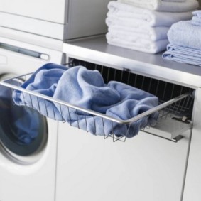 kes pensel almari dengan bakul dobi untuk hiasan gambar bilik mandi