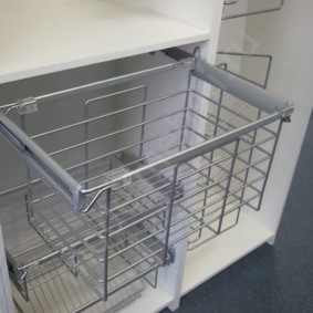 almari kes dengan bakul linen untuk bilik mandi