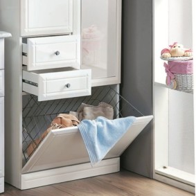 kes pensel almari dengan bakul linen untuk pilihan foto bilik mandi