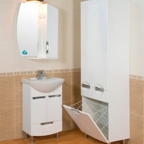 almari kes dengan bakul dobi untuk bilik mandi