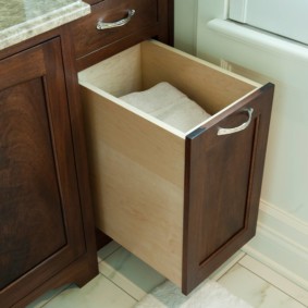 almari kes dengan bakul linen untuk bilik mandi