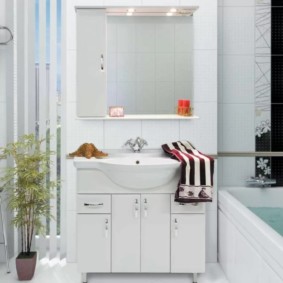 almari kes dengan bakul dobi untuk jenis idea bilik mandi