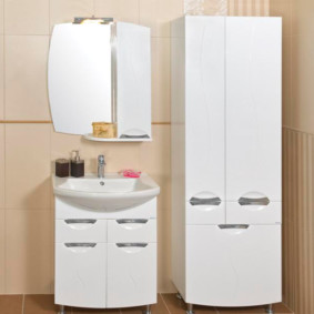 satu kes kes dengan keranjang linen untuk bilik mandi