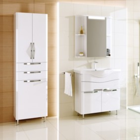 Kasut almari dengan bakul linen untuk reka bentuk bilik mandi