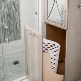 kes pensel almari dengan bakul linen untuk idea reka bentuk tab mandi