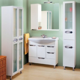 kes pensel almari dengan bakul dobi untuk idea foto bilik mandi