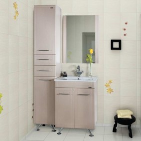 almari kes dengan keranjang linen untuk jenis foto bilik mandi