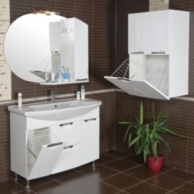 kes pensel almari dengan bakul dobi untuk idea idea foto