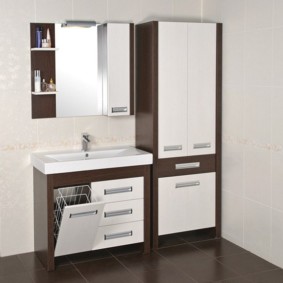 almari kes dengan bakul linen untuk idea dalaman bilik mandi