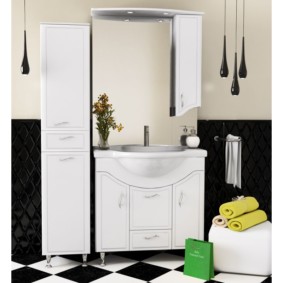 kes pensel almari dengan bakul dobi untuk dalaman bilik mandi