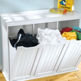 almari kes dengan bakul linen untuk bilik mandi