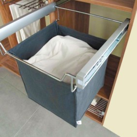 almari kes dengan keranjang linen untuk jenis bilik mandi foto