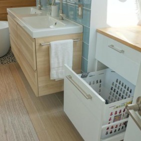 almari kes dengan bakul linen untuk jenis idea bilik mandi