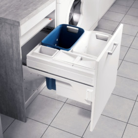 almari kes dengan bakul linen untuk bilik mandi