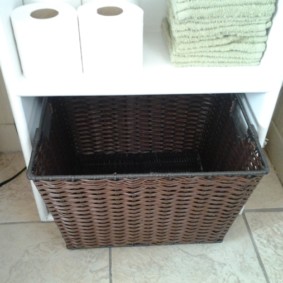 kes pensel almari dengan bakul dobi untuk bilik mandi