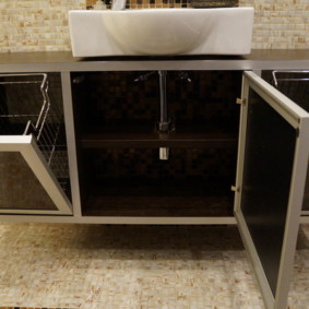 almari kes dengan keranjang linen untuk jenis bilik mandi foto