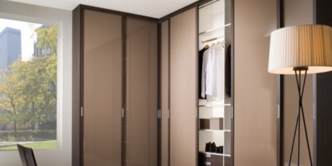 chambre à coucher avec décor d'idées de placard d'angle