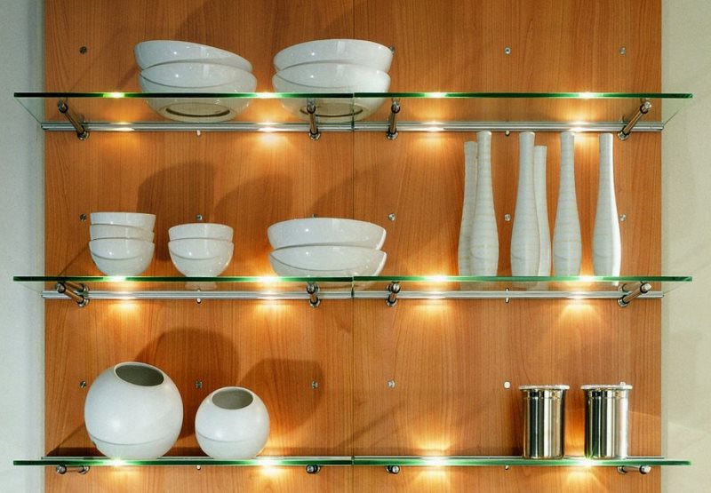 Pratos brancos nas prateleiras de vidro