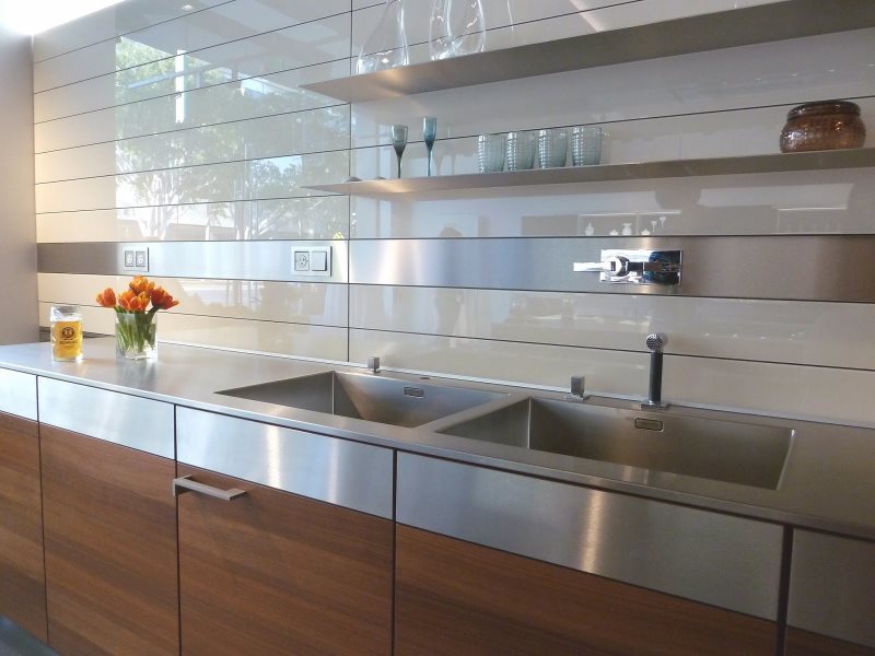 Narrow acrylic panels on kitchen apron