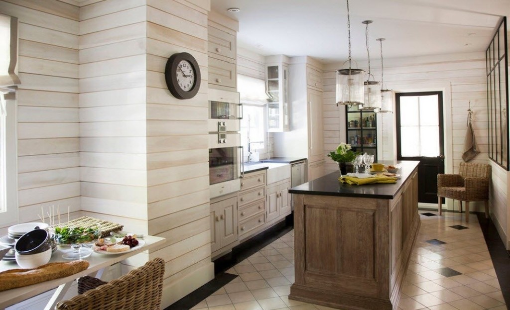 Horizontal paneling of kitchen walls with slatted panels