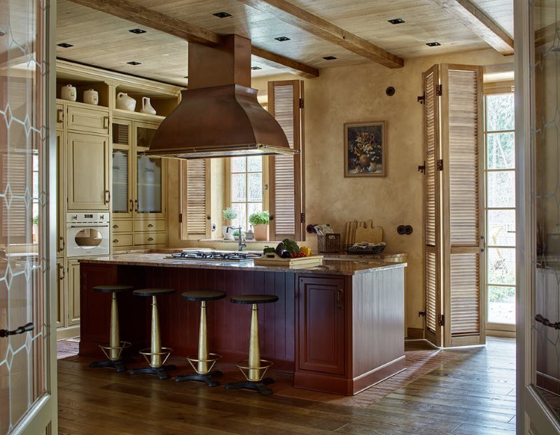 Островна качулка в интериора на италианската кухня