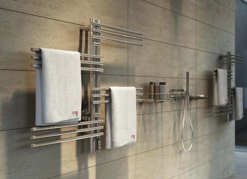 Sèche-serviettes sur le mur de la salle de bain