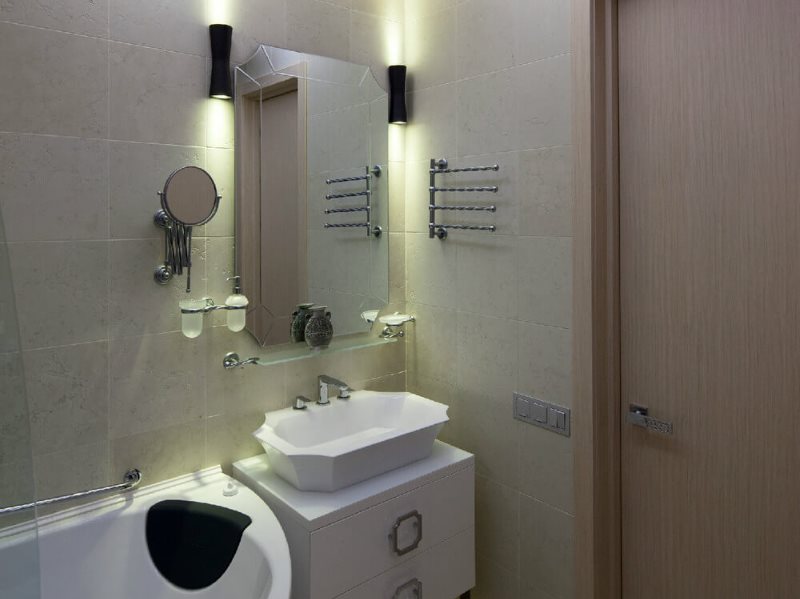 Appliques murales sur les côtés du miroir de salle de bain