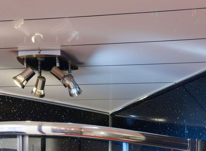 Techo de plastico con plafones en el baño