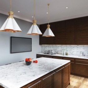 Τηλεόραση στο εσωτερικό της κουζίνας