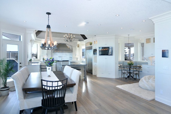 Τηλεόραση σε μια θέση στην κουζίνα