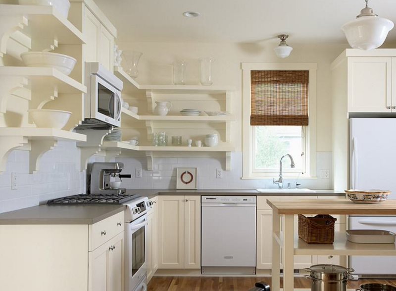 Prateleiras de canto branco na cozinha de uma casa de campo