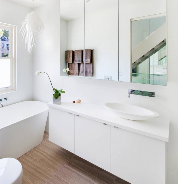 kabinet cermin di bilik mandi