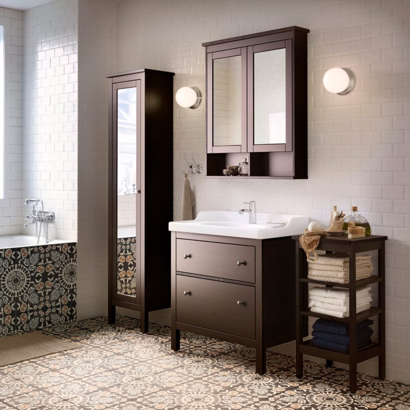 bilik mandi dengan cermin