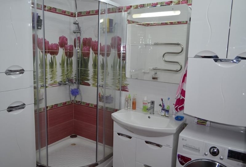 Disposition compacte de l'équipement dans la salle de bain après réparation