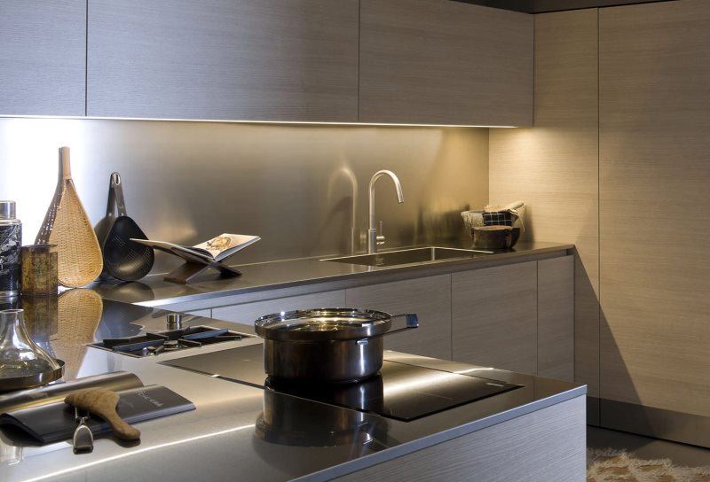 Tablier en métal à l'intérieur de la cuisine