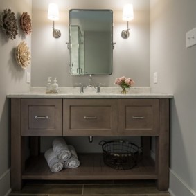 Serviettes sur une étagère en bois